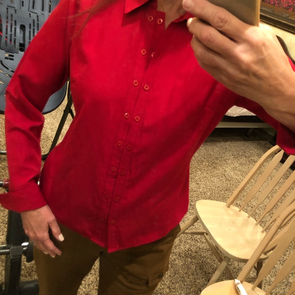 Red women’s shirt/size small/red/db button look